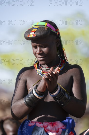 Traditional dance, brightly decorated woman of the Hakaona tribe also Havakona or Hakawona, near