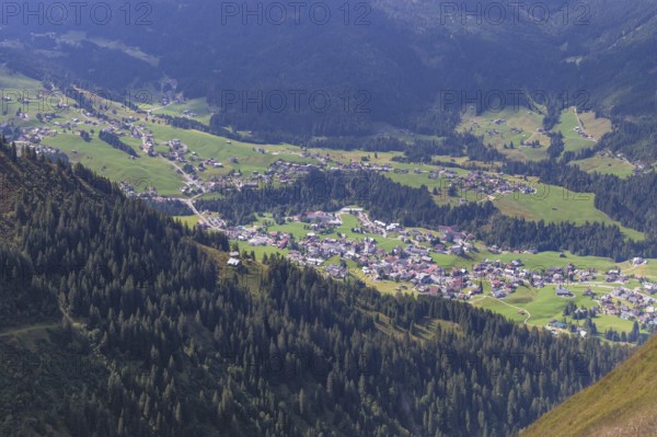 Panorama from the Fellhorn mountain trail, 2037 m, to Söllereck, 1706 m, to Mittelberg in