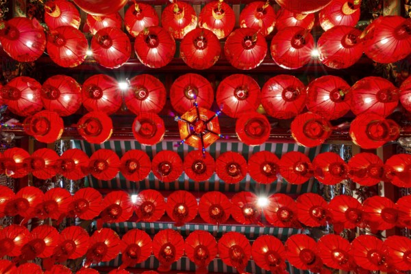 Traditional Chinese lanterns, numerous lanterns hanging from the ceiling, Wat Mangkon Kamalawat,