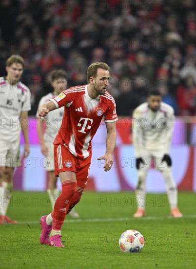 Goal kick Action Goal chance Harry Kane FC Bayern Munich FCB (09) on penalty, penalty kick Allianz