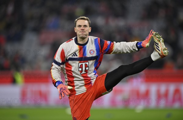 Warm-up Training Goalkeeper Manuel Neuer FC Bayern Munich FCB (01) Gesture Gesture dogged Allianz