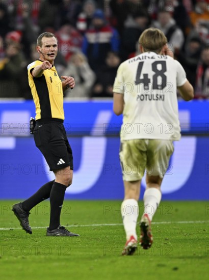 Referee Dr Robin Braun points to the spot after a foul by Kacper Potulski 1. FSV Mainz 05 (48)