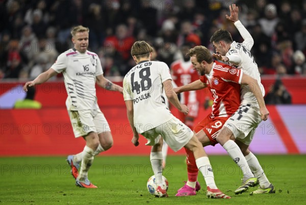 Tackle, action Harry Kane FC Bayern Munich FCB (09) vs Stefan Bell 1. FSV Mainz 05 (16) Kacper