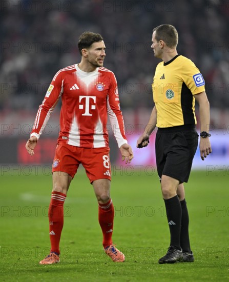 Leon Goretzka FC Bayern Munich FCB (08) in discussion with referee Dr Robin Braun Allianz Arena,