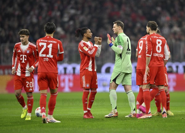 High-five in front of the match with goalkeeper Manuel Neuer FC Bayern Munich FCB (01) Michael