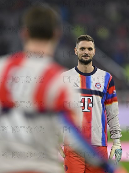 Warm-up training Goalkeeper Sven Ulreich FC Bayern Munich FCB (26) in discussion with goalkeeper