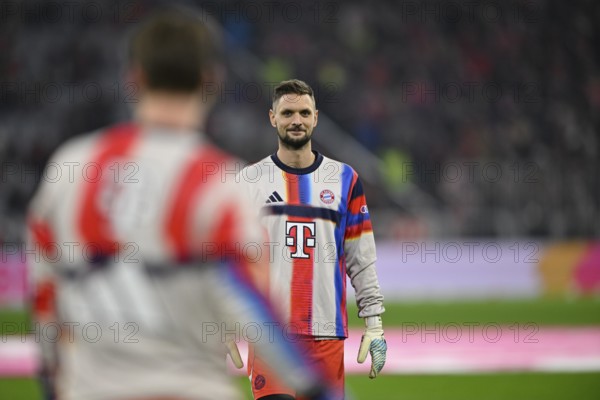 Warm-up training Goalkeeper Sven Ulreich FC Bayern Munich FCB (26) in discussion with goalkeeper