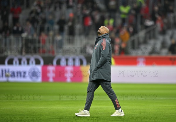 Coach coach Vincent Kompany FC Bayern Munich FCB during the course inspection, looking up, Allianz