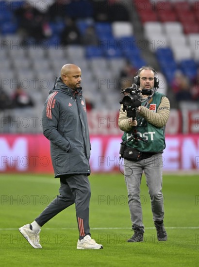 Coach coach Vincent Kompany FC Bayern Munich FCB during the field inspection, followed by TV