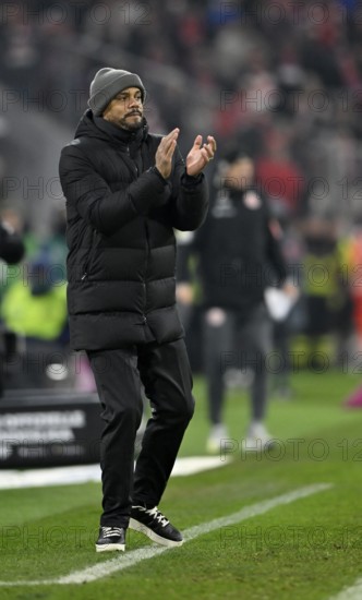 Coach coach Vincent Kompany FC Bayern Munich FCB on the sidelines claps his hands encouragingly,