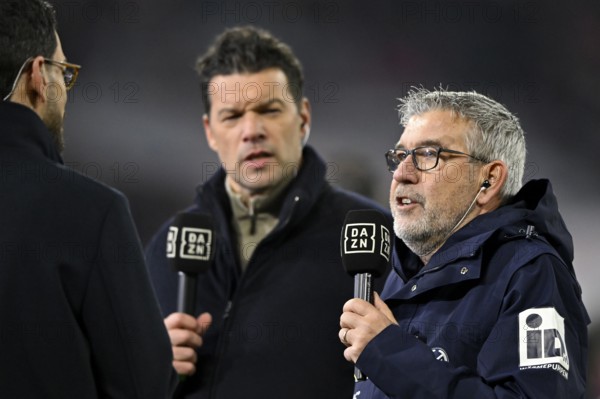 Coach coach Urs Fischer 1st FSV Mainz 05 interviewed microphone micro logo DAZN TV expert Michael