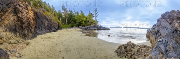 Breathtaking panorama of mackenzie beach in tofino, vancouver island, highlighting the rugged