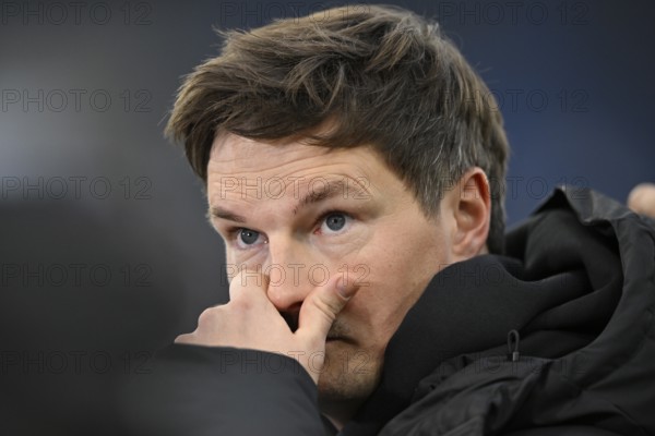Coach coach Merlin Polzin Hamburger SV HSV portrait thoughtful gesture gesture touching the nose