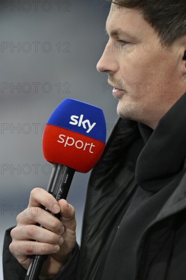 Coach coach Merlin Polzin Hamburger SV HSV portrait in an interview microphone micro logo SKY