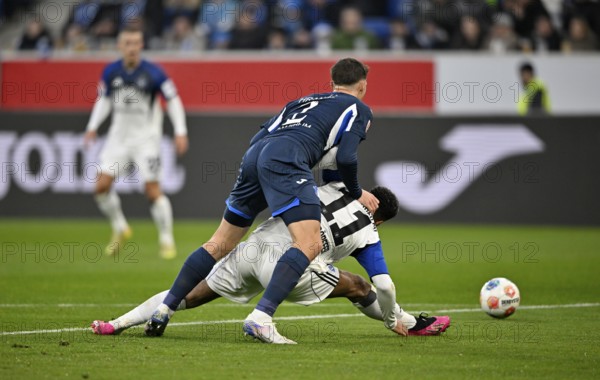 Tackle, action Robin Hranac TSG 1899 Hoffenheim (02) against Ransford Königsdörffer Hamburger SV