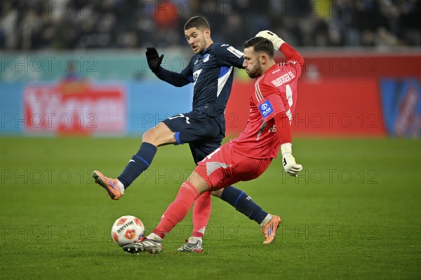 One-on-one, action Andrej Kramaric TSG 1899 Hoffenheim (27) against goalkeeper Daniel Heuer