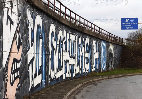 Graffitti at exit no. 17 on the A 42 Gelsenkirchen-Schalke, Schalker Meile, Gelsenkirchen, Ruhr