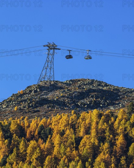 Gondolas and cable car route from Grimentz to the Espace Weisshorn mountain station, above autumn