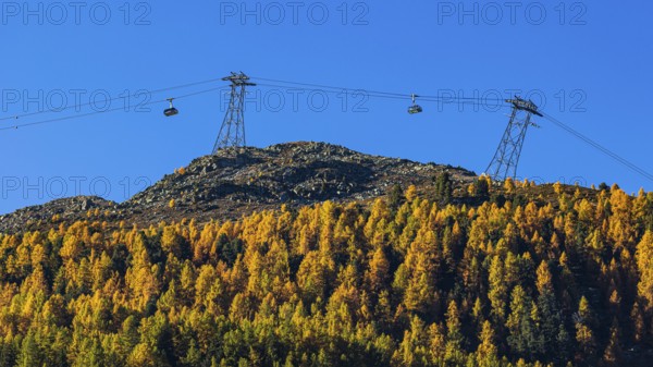 Gondolas and cable car route from Grimentz to the Espace Weisshorn mountain station, above autumn