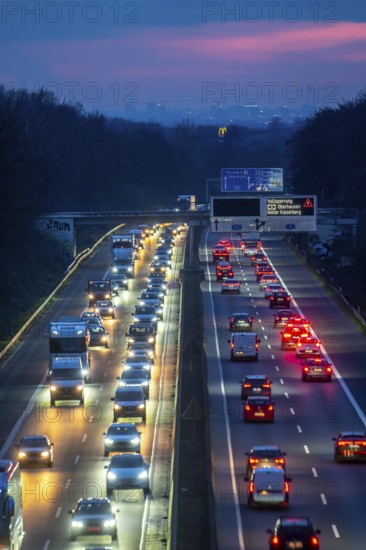 Evening traffic on the A52 motorway, between Düsseldorf and Essen, in front of the Breitscheid