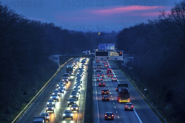 Evening traffic on the A52 motorway, between Düsseldorf and Essen, in front of the Breitscheid
