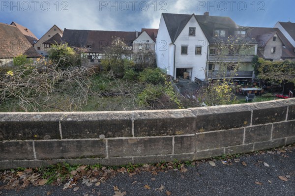 Historic city wall built in the 14th century, old town houses behind, Lauf an der Pegnitz, Middle