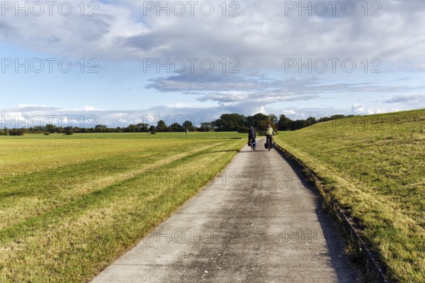 Two cyclists, bike tour, Elbe cycle path, Elbe dike, Neuhaus district, Lower Saxony Elbe