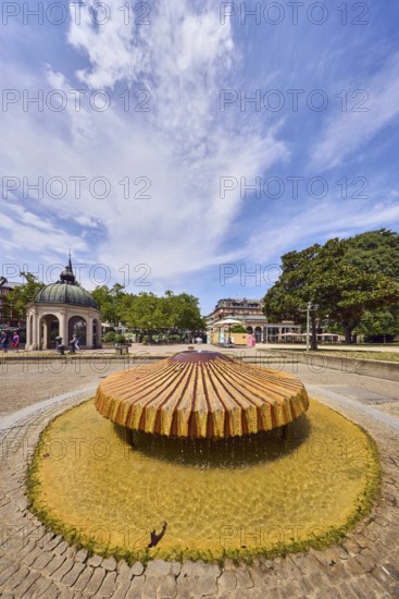 Kochbrunnenspringer thermal spring, mussel-shaped, pavilion Kochbrunnenpavillon, fountain, park,