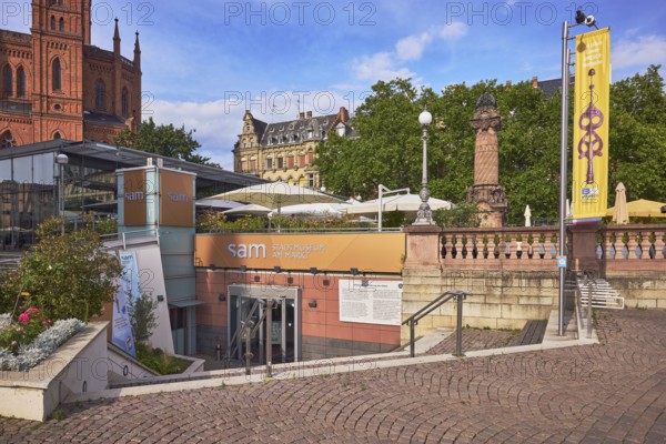 Sam - Stadtmuseum am Markt, entrance, staircase, advertising flag on flagpoles, flower bed,