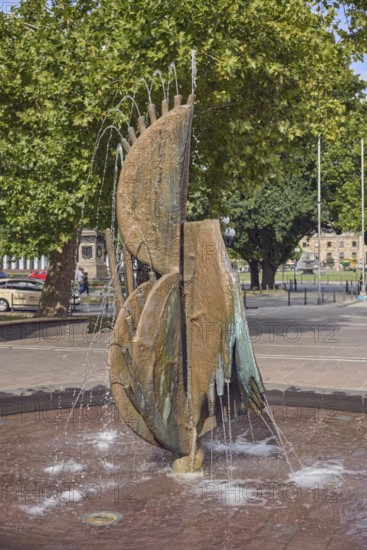Fountain complex, bronze sculpture, sculptor Ernst Dostal, trees, depth of focus, frozen movement,