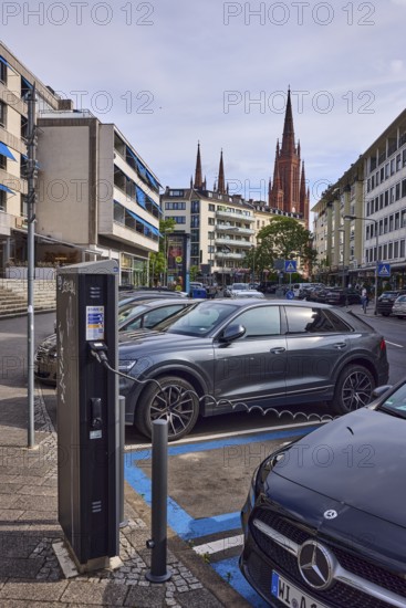 Electric car, charging station for e-cars, charging process, general architecture, residential