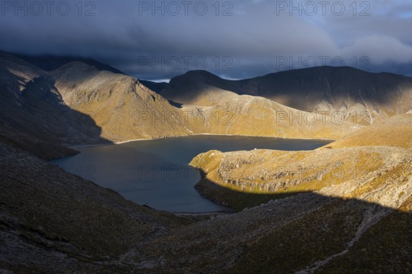 View to Upper Tama Lake, Tama Lake Walk (Tama Lakes Track), evening light, golden hour, Tongariro