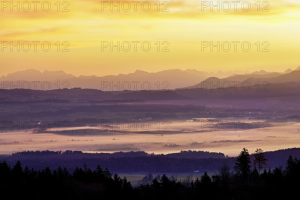 View from Horben of the Reuss Valley covered in fog, behind it the Alpstein with the Säntis in the
