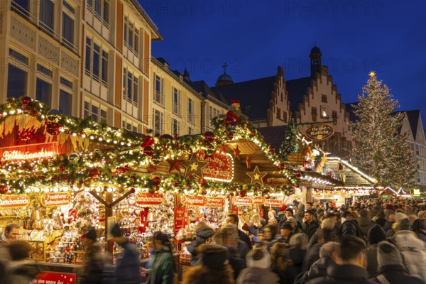 Passers-by stroll through the Christmas market in Frankfurt am Main, Römerberg, Frankfurt am Main,