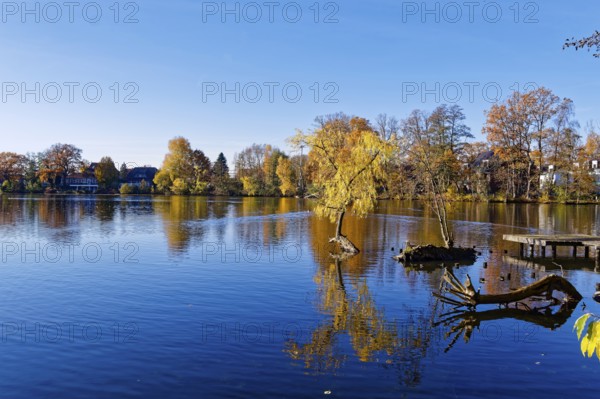 Autumn colors and a fishing platform on Sandbrack, a lake in the Kirchwerder district of Hamburg.