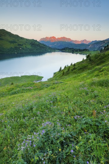 Engstlensee near Engstlenalp with Rothorn and Glogghues in the background, Canton of Bern,