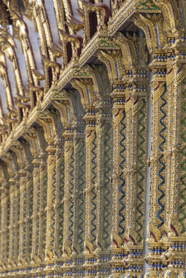 Columns with mosaic decorations (Lai Kranok), also: golden, mosaic-decorated Thai temple columns