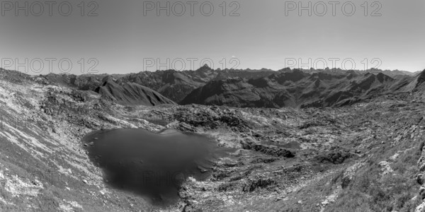 Mountain panorama over Laufbichlsee, behind it the Hochvogel, 2592m, Allgäu Alps, Allgäu, Bavaria,