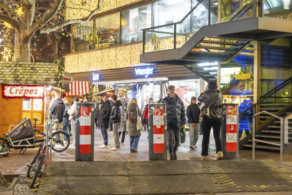Rampage barriers, vehicle barriers, at the Christmas market on Breitscheidplatz, at the Memorial