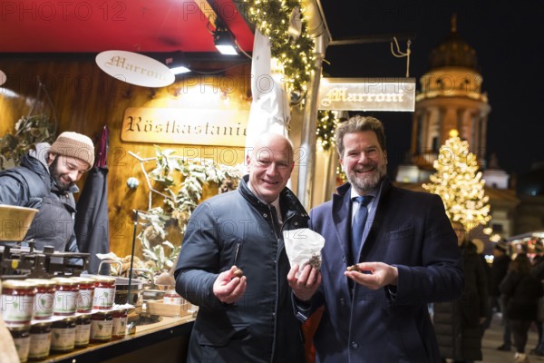 Kai Wegner, Governing Mayor of Berlin, with roasted chestnuts at the Christmas market