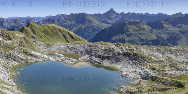 Mountain panorama over Laufbichlsee, behind it the Hochvogel, 2592m, Allgäu Alps, Allgäu, Bavaria,