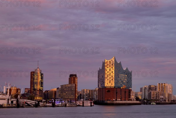 View over the Norderelbe to Elbe Philharmonic Hall, Elphie, Columbus House, Hafencity,