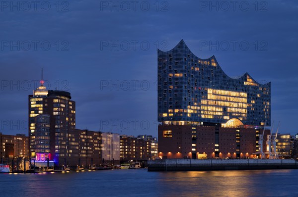View over the Norderelbe to Elbe Philharmonic Hall, Elphie, Columbus House, Hafencity,