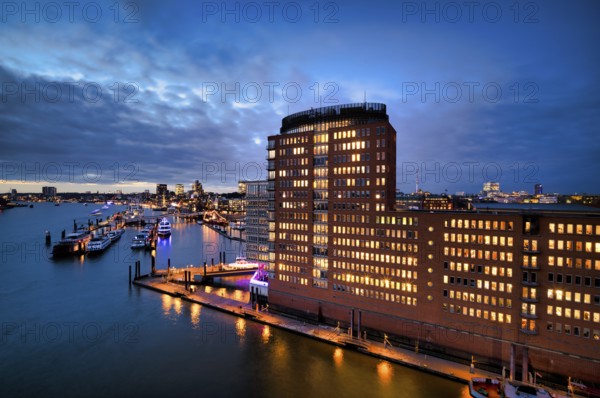 View of Landungsbrücken, Hafen, Kehrwiederspitze, GasChem Services GmbH, Sandtorkai, Speicherstadt,