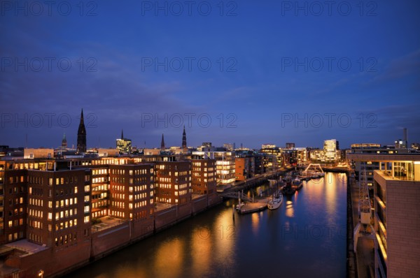 Sandtorkai, Sandtorhafen, Speicherstadt, Hafencity, Free and Hanseatic City of Hamburg, twilight,