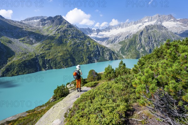 Mountaineers in front of picturesque mountain landscape, turquoise-blue mountain lake