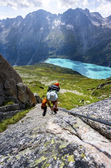 Mountaineer climbs on the secured Schijen-Zwärg via ferrata, climb to Bergseehütte, Göscheneralp in