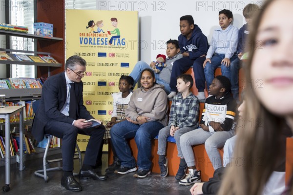Thorsten Frei, head of the Federal Chancellery, is reading the book The Message in a Bottle by