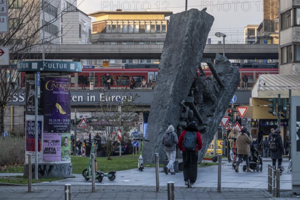 Downtown Essen, passers-by at Europaplatz, main train station, mining monument Steile Lagerung,