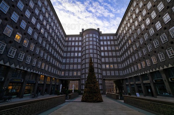 Christmas tree in Sprinkenhof, Kontorhaus, brick expressionism, Kontorhausviertel, Free and